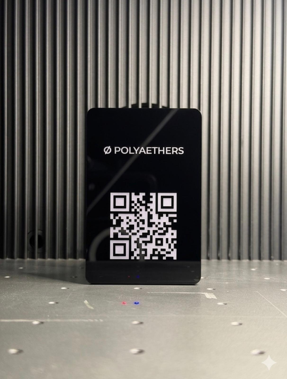Placa QR de metacrilato negro grabada para restaurante
